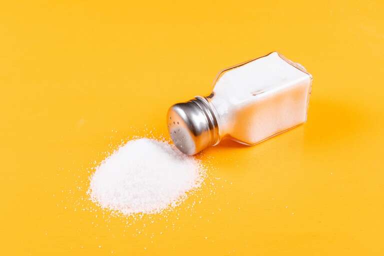 Quem costuma adicionar sal no prato, na hora de comer, pode viver até 2,3 anos a menos