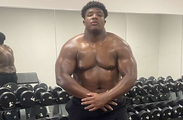 Menino de 14 anos com 1,80 m e que carrega 188 kg de peso impressiona a web