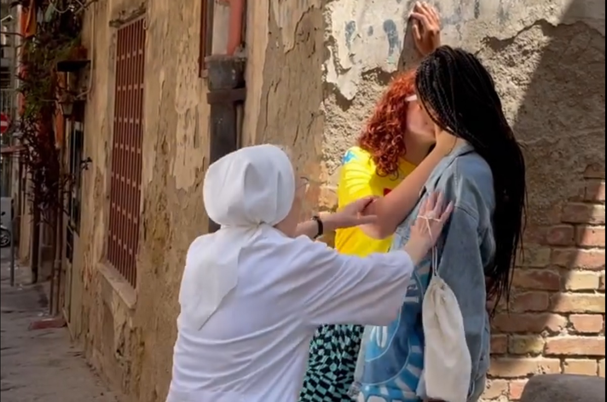 VÍDEO: “Jesus, José e Maria!”, grita freira após testemunhar um beijo entre duas mulheres na Itália
