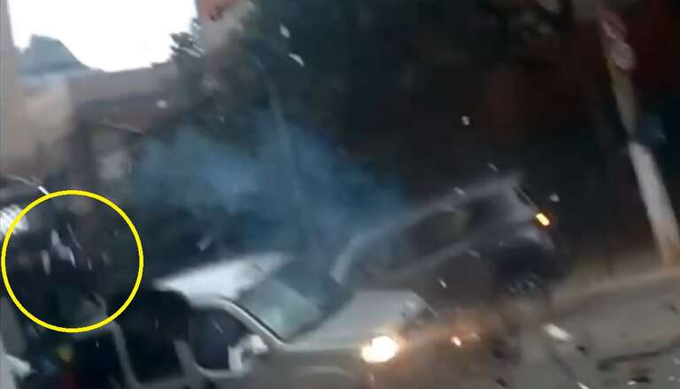 VÍDEO: ciclista flagra motoqueiro sendo lançado contra ônibus em acidente em Santo Amaro (SP)