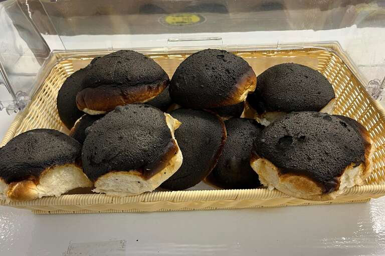 Internautas estão intrigados com pão queimado vendido em padaria do Reino Unido