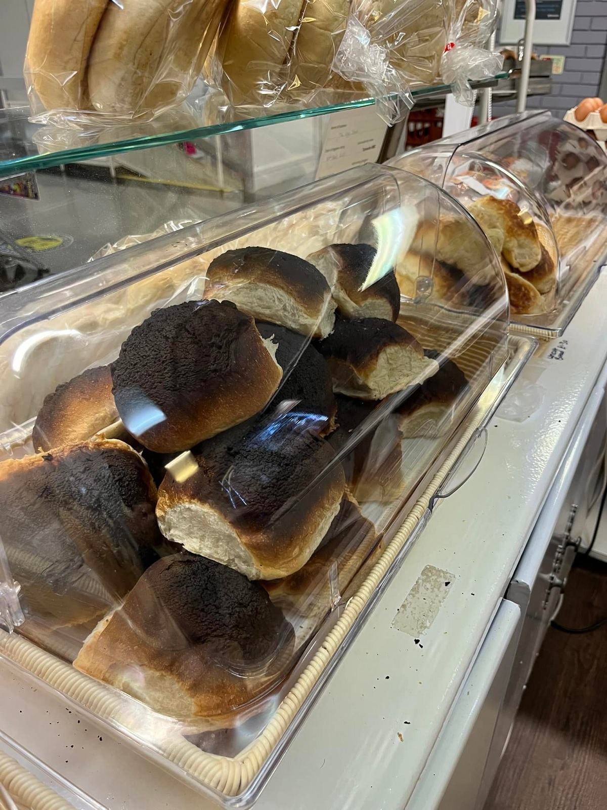 Internautas estão intrigados com pão queimado vendido em padaria do Reino Unido