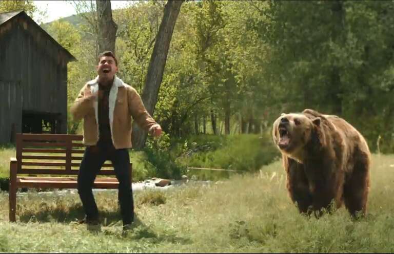 Ator Zac Efron é criticado por fazer comercial contracenando com urso criado em cativeiro