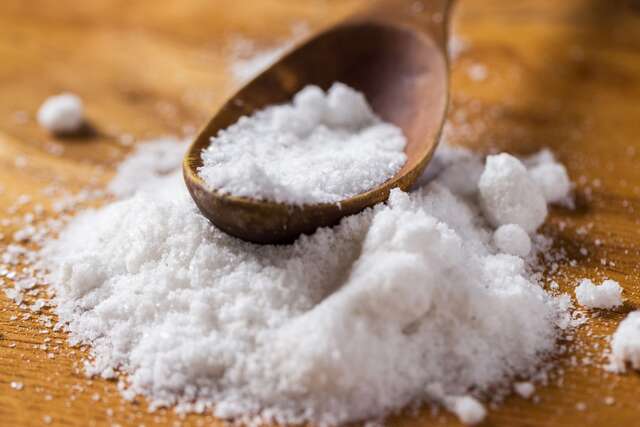 Trocar sal de cozinha por cloreto de potássio pode reduzir em 11% o risco de derrame, infarto e morte