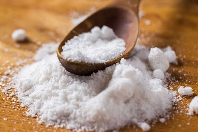 Trocar sal de cozinha por cloreto de potássio pode reduzir em 11% o risco de derrame, infarto e morte
