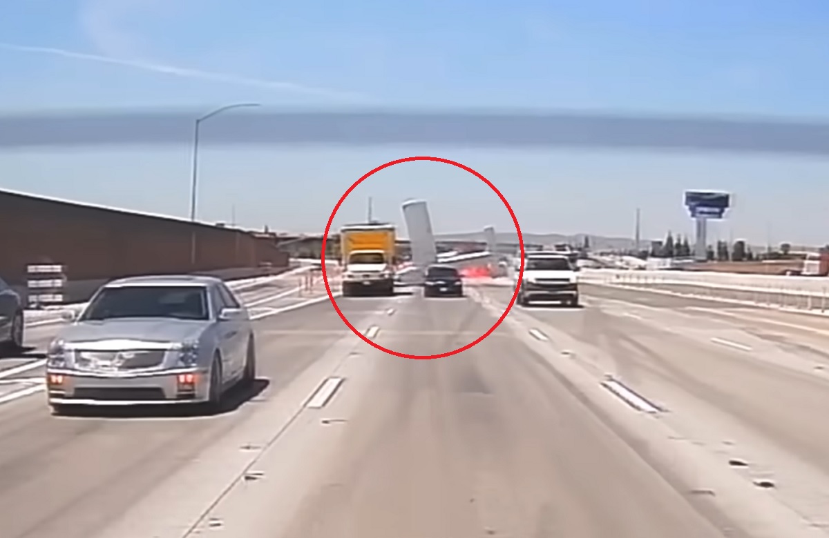 VÍDEO: avião monomotor cai em rodovia movimentada de Riverside, na Califórnia