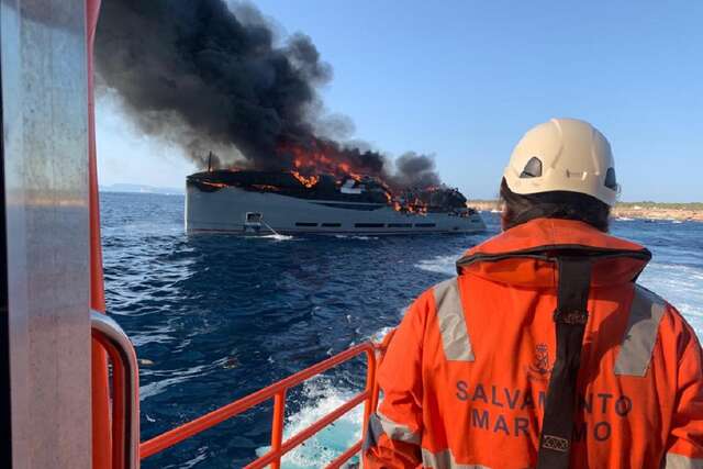 VÍDEO: iate avaliado em mais de R$ 120 milhões é destruído pelo fogo na costa da Espanha