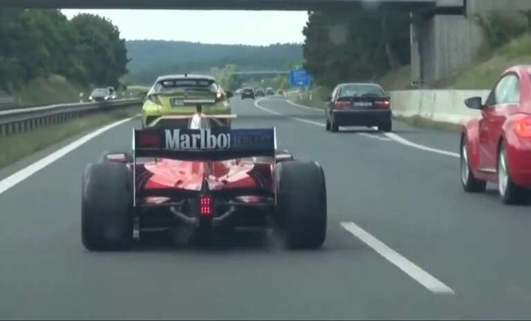 VÍDEO: Ferrari usada em corrida de automobilismo é flagrada em rodovia da República Tcheca