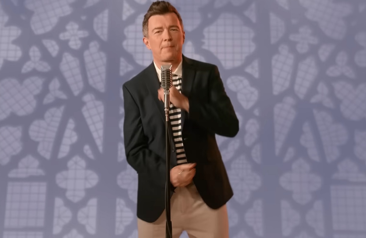 Após 35 anos, Rick Astley refaz clipe de Never Gonna Give You Up em comercial dos EUA