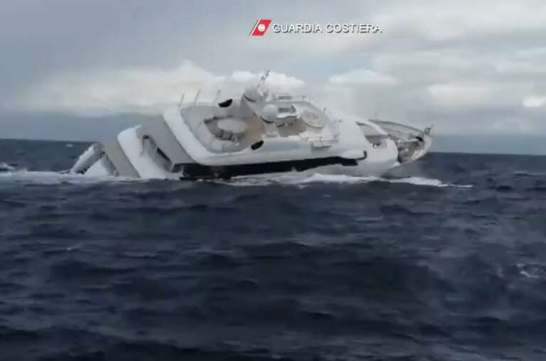 VÍDEO: superiate de quase 40 m é flagrado afundando na costa da Itália e cena se torna viral na web
