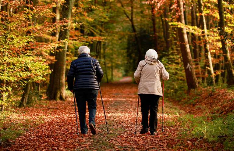 Idosos acima de 80 anos que caminham 10 minutos por dia têm menos risco de morte, diz estudo