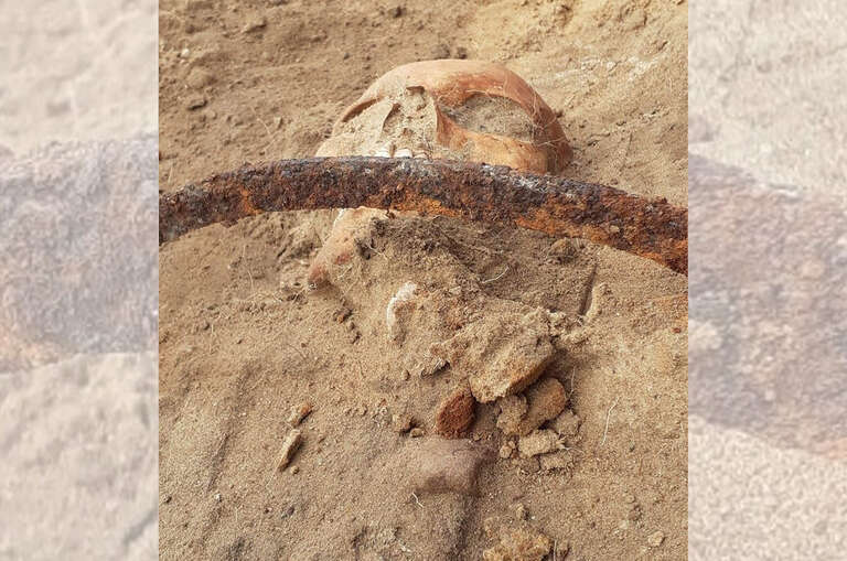 De forma inédita, arqueólogos encontram na Polônia um esqueleto de "vampira" com foice no pescoço