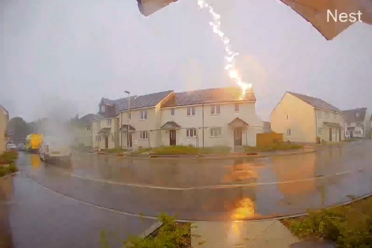 VÍDEO: câmera de segurança flagra relâmpago atingindo casa no Reino Unido