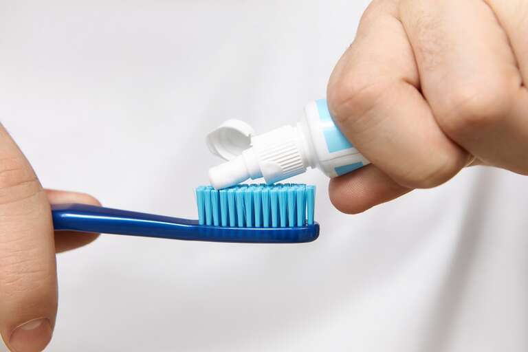 Escovar os dentes corretamente pode diminuir o risco de Alzheimer na velhice, diz estudo