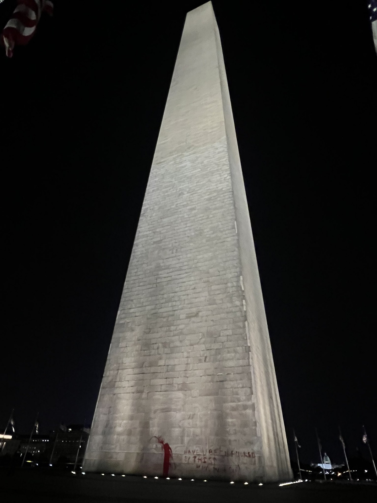 Monumento a Washington, famoso obelisco da capital dos EUA, é vandalizado com tinta vermelha