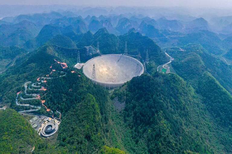Gigantesco radiotelescópio chinês Fast detecta uma fonte de sinais de rádio localizada fora da Via Láctea