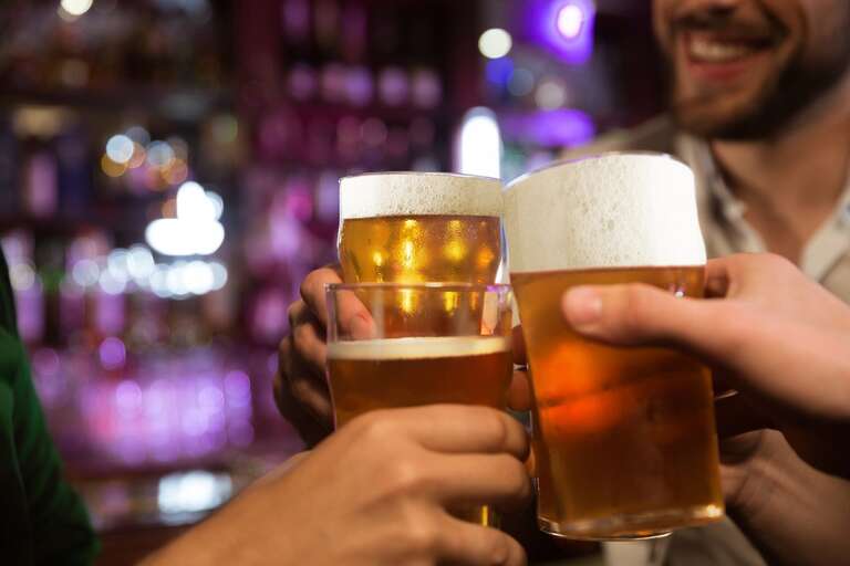 Beber duas canecas de cerveja por dia pode reduzir o risco de demência, diz estudo