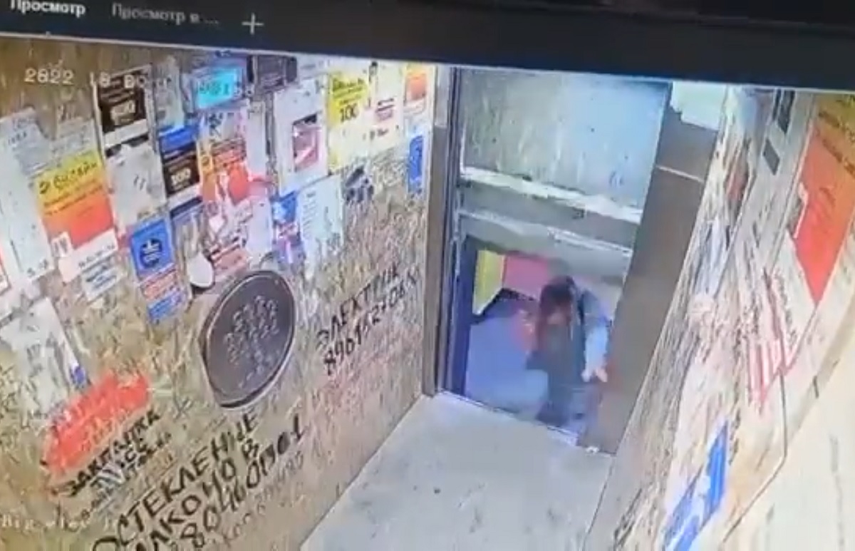 VÍDEO: russo quase é esmagado por elevador que desceu com a porta aberta