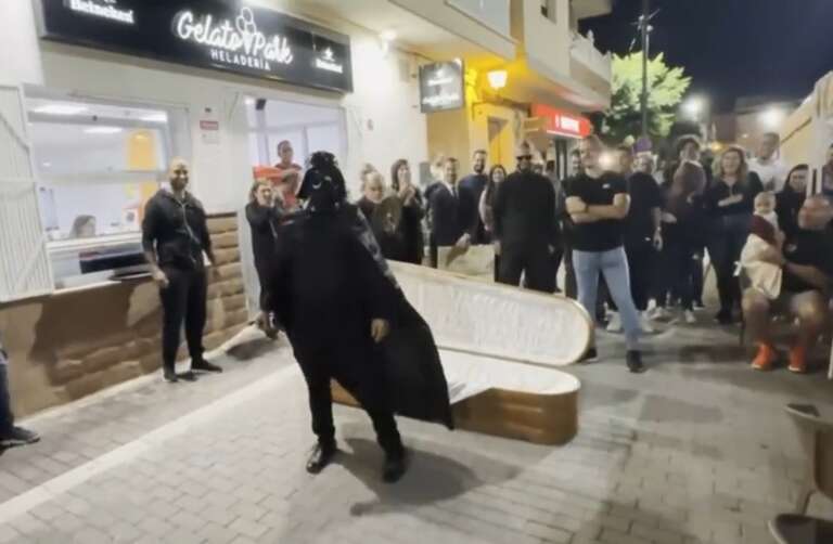 VÍDEO: espanhol vestido de Darth Vader sai de caixão para pedir namorada em casamento