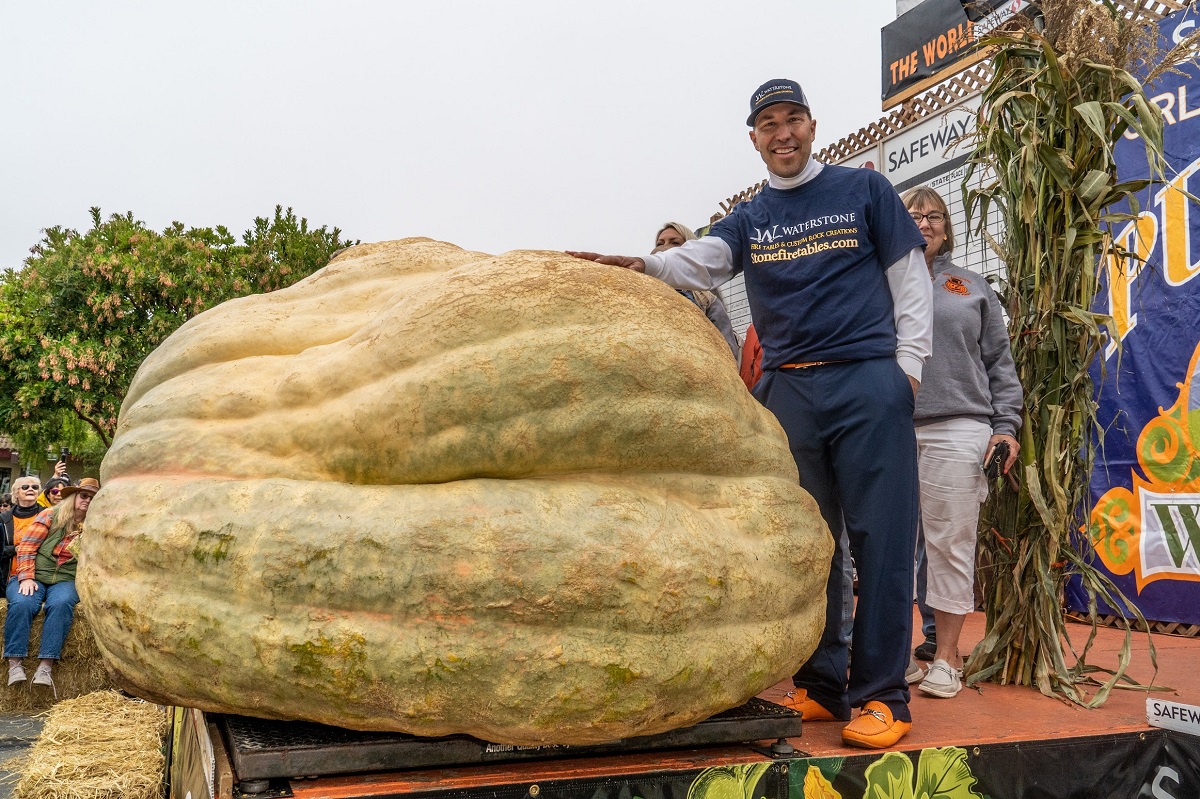 Abóbora gigante vence concurso e bate recorde de peso nos EUA com mais de 1100 quilos