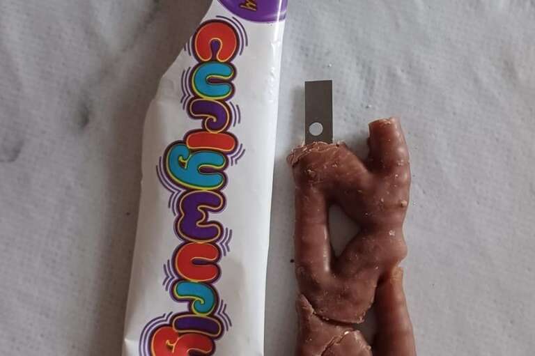 Absurdo! Criança ganha chocolate com lâmina de barbear na noite de Halloween em Essex, no Reino Unido 