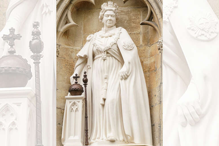 Rei Charles III acaba de inaugurar, em York, a primeira estátua de Elizabeth II desde a morte da rainha