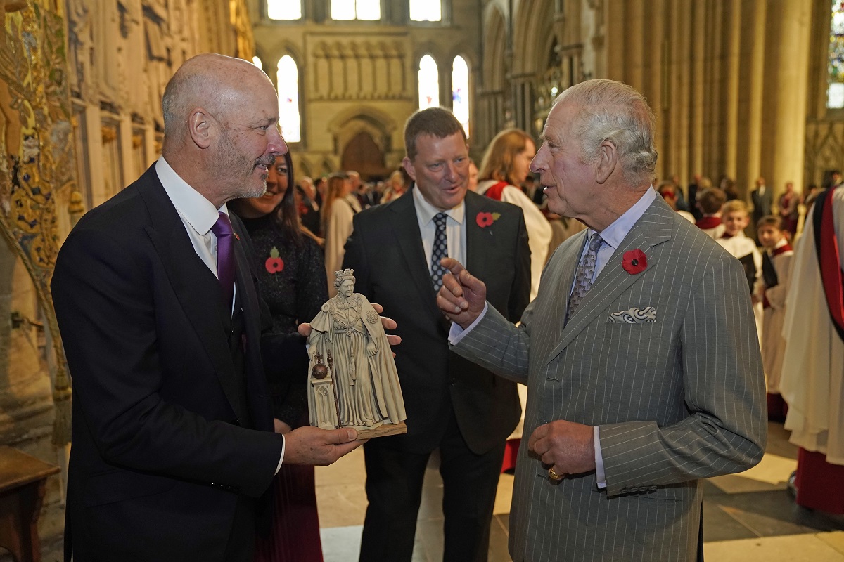 Rei Charles III acaba de inaugurar, em York, a primeira estátua de Elizabeth II desde a morte da rainha