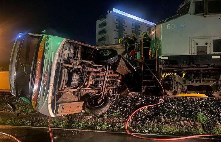 VÍDEO: trem arrasta ônibus em Itaúna, no interior de Minas Gerais 