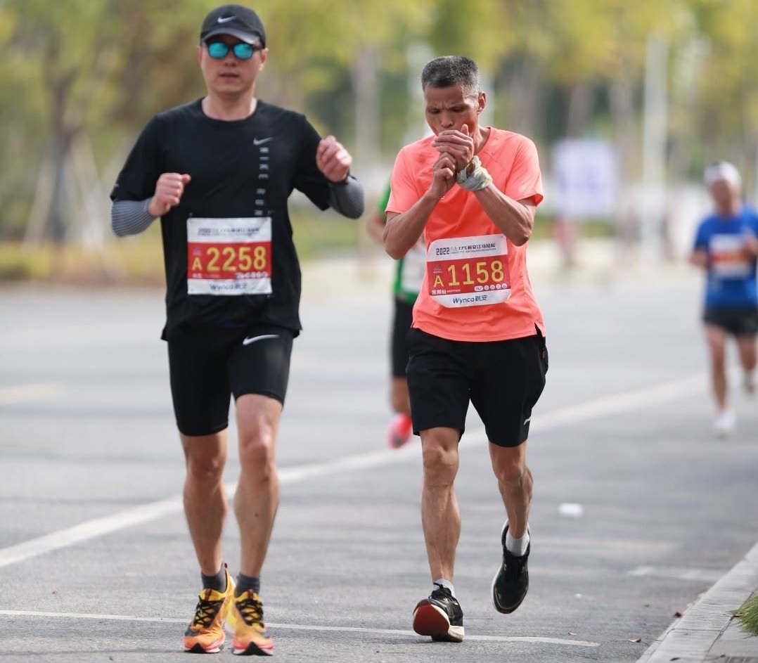 Chinês viraliza nas redes sociais ao completar maratona enquanto fumava um maço de cigarro