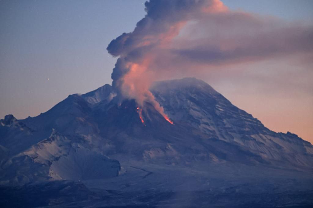 Vulcão na península de Kamchatka, na Rússia, pode entrar em erupção a qualquer momento