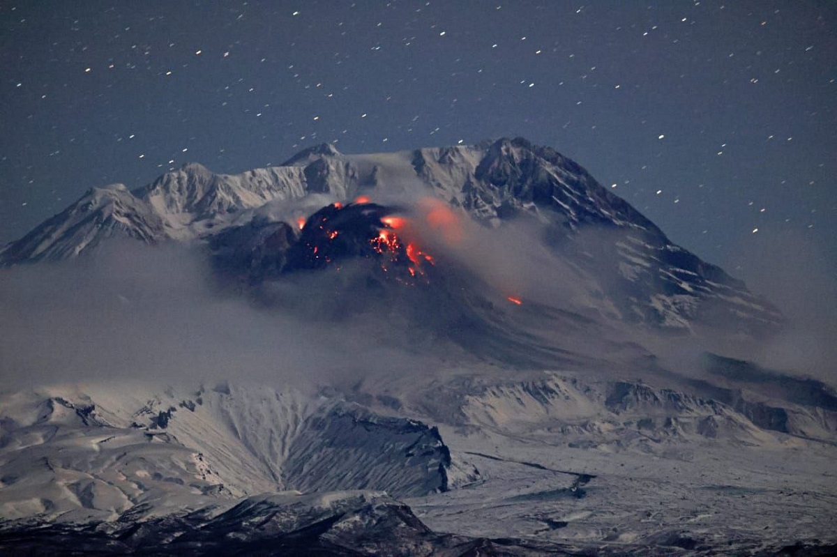 Vulcão na península de Kamchatka, na Rússia, pode entrar em erupção a qualquer momento