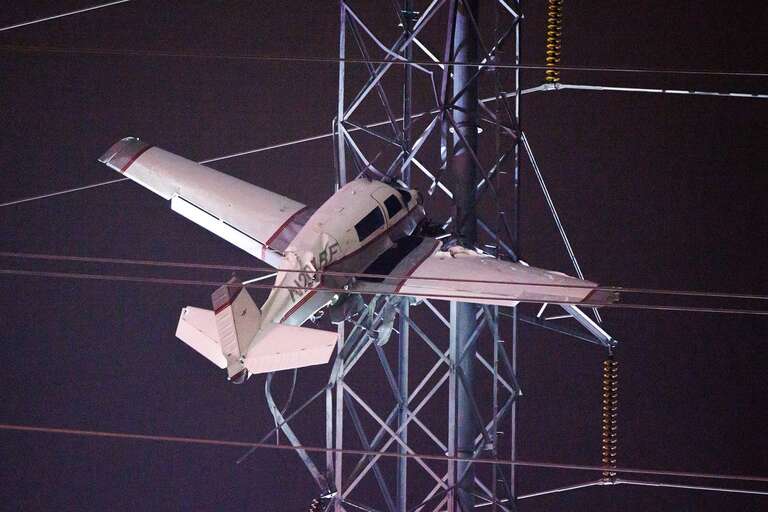 Avião de pequeno porte bate em torre de alta tensão em Maryland, nos EUA