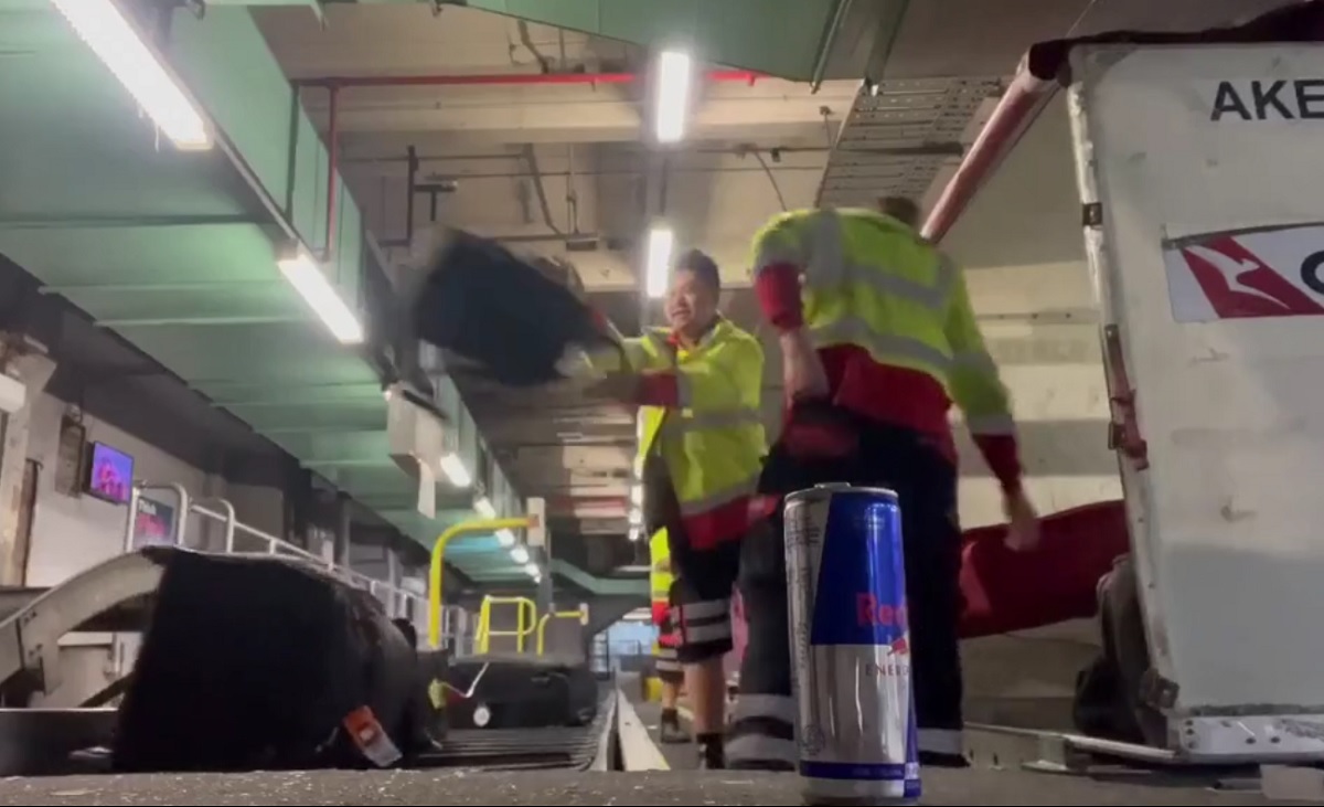Vídeo que mostra funcionários arremessando malas em esteira do aeroporto de Melbourne viraliza no TikTok 
