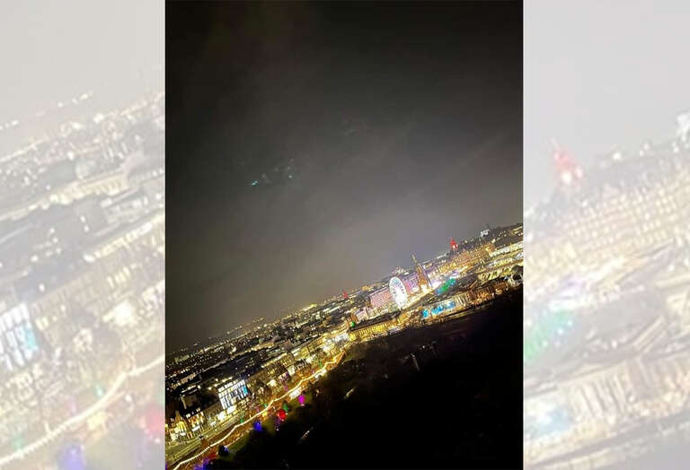 Escocesa diz ter capturado avião fantasma em foto do céu noturno em Edimburgo, na Escócia