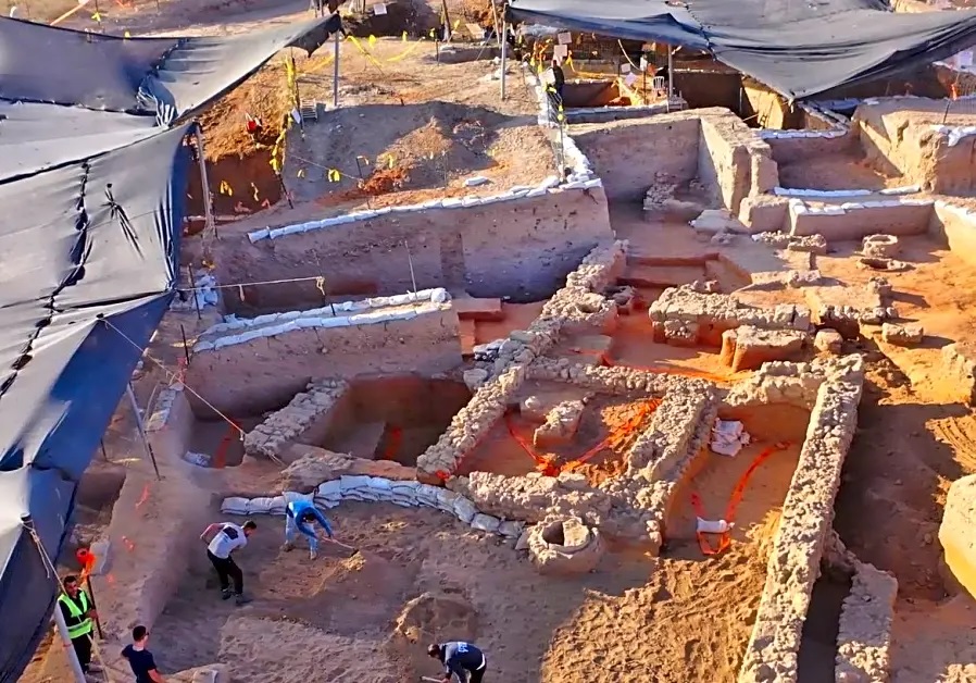 Arqueólogos encontram em Israel munição de estilingue de 2.000 anos com referência a dois deuses gregos