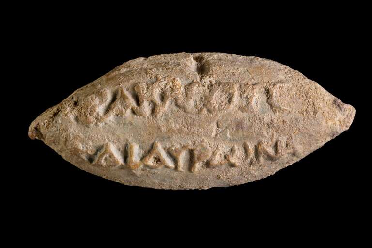 Arqueólogos encontram em Israel munição de estilingue de 2.000 anos com referência a dois deuses gregos