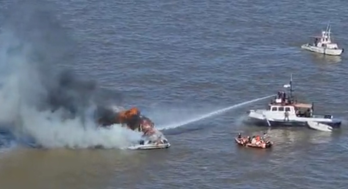 VÍDEO: barco esportivo pega fogo no Rio de la Plata, perto de Buenos Aires