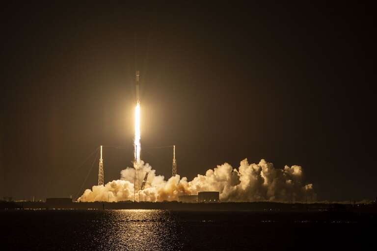 SpaceX lança 54 novos satélites da Starlink com capacidade de fornecer internet para celular