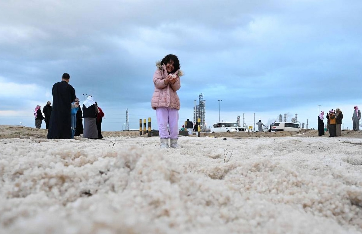 Mudança climática? Tempestade de granizo muda paisagem desértica do Kuwait e surpreende moradores