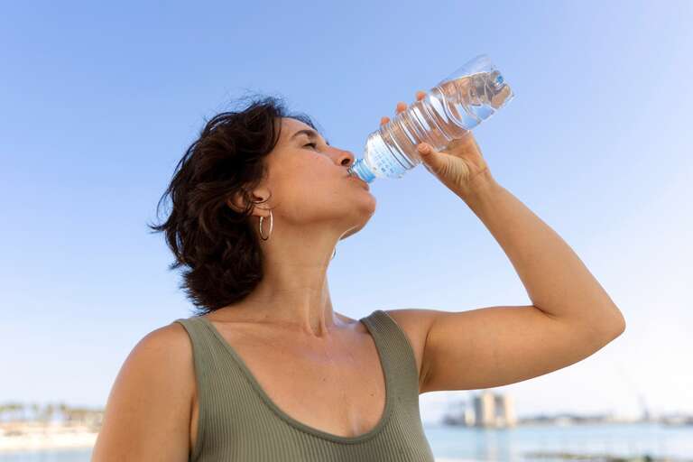 É necessário consumir dois litros ou oito copos de água por dia?