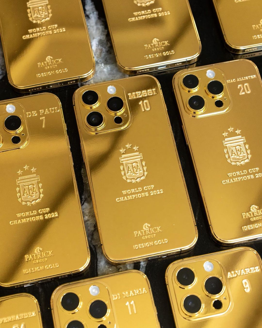 Messi entrega 35 iPhones 14 de ouro para os colegas da Seleção Argentina, pela conquista da Copa 2022