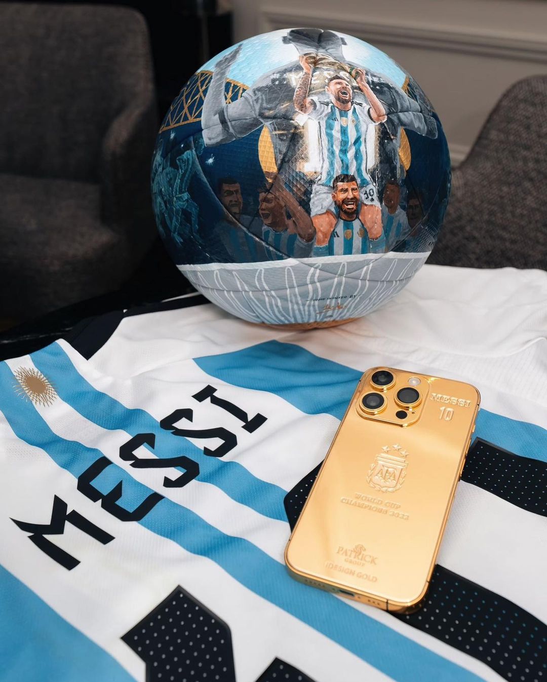 Messi entrega 35 iPhones 14 de ouro para os colegas da Seleção Argentina, pela conquista da Copa 2022