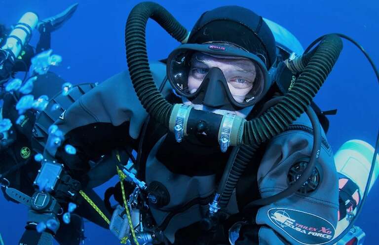 Professor dos EUA pretende bater o recorde mundial e ficar 100 dias vivendo debaixo d'água