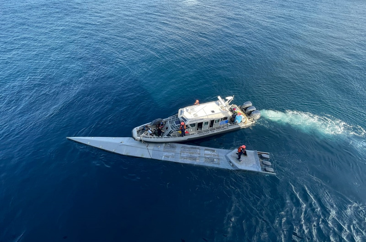 Marinha da Colômbia intercepta submarino com R$ 455 milhões em cocaína e dois cadáveres