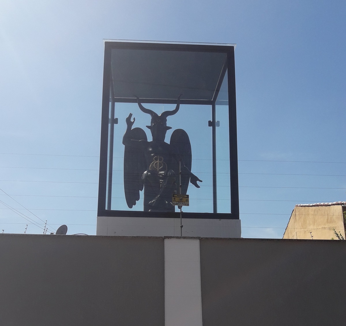Foto de estátua de Baphomet sobre muro de casa no Rio Grande do Sul viraliza no Twitter