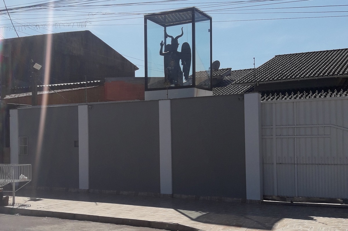 Foto de estátua de Baphomet sobre muro de casa no Rio Grande do Sul viraliza no Twitter