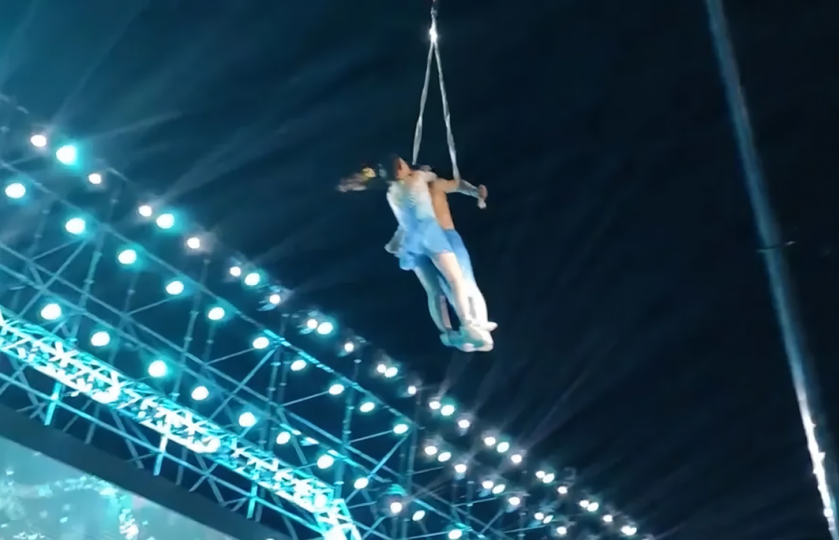 VÍDEO: na China, trapezista não consegue se segurar, cai e morre após perigosa acrobacia