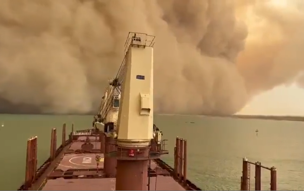 VÍDEO: gigantesca tempestade de areia atinge o Canal de Suez, no Egito, e deixa um morto