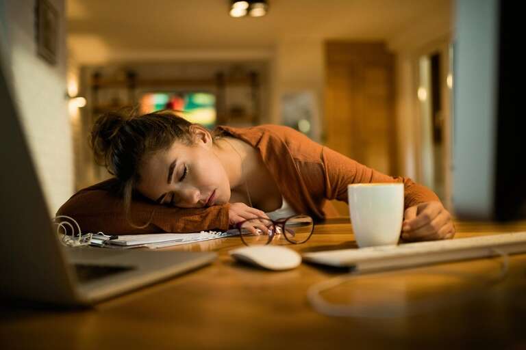 Tirar soneca durante o dia pode ajudar na saúde do cérebro e evitar demência, diz estudo