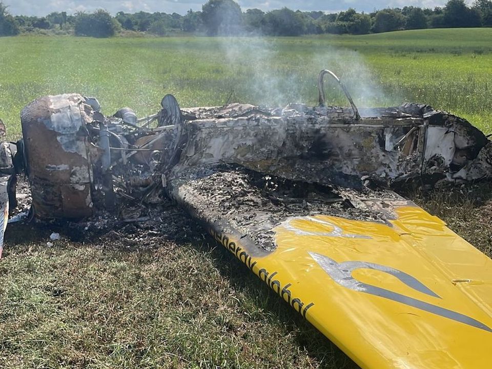 Avião monomotor pega fogo após pouso de emergência na Irlanda, mas, milagrosamente, piloto sai ileso